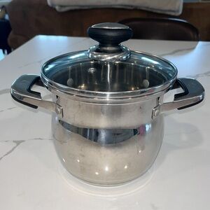 Oneida: Immaculate 18/10 Stainless Steel/ 3 Quart Double Handle Pot w/ Lid